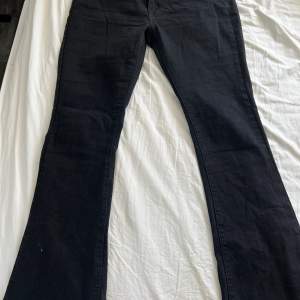 Detta är ett par Flared jeans, svarta, storlek L, från SHEIN och oanvända!!