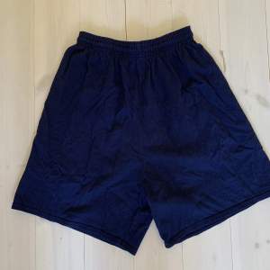 Mörkblå shorts i bomull, köpta på beyond retro 