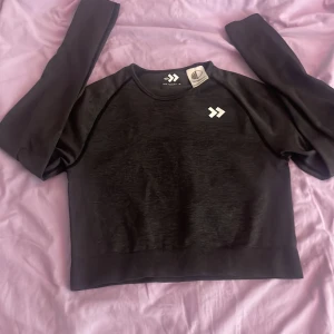 Tränings tröja  - Svart tränings tröja i storlek M men passar L andvänt ca 2-4 gånger original pris 157kr men säljer för 75kr