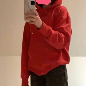 Röd weekday hoodie - Storlek xs, nypris runt 3-400