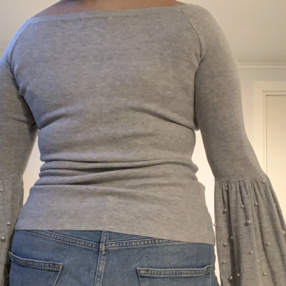 Grå tröja med pärlärmar  - 90