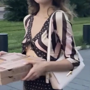 Croptop - En supersöt croptop med knytband. Finns även en matchande kjol!! Perfekt nu till sommaren 😍💕