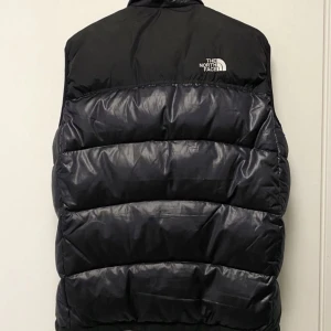 North face väst - Säljer min north face väst som jag har köpt på tise. I fint skick, storlek L men skulle säga M då den är liten i storleken💓pris går att diskutera