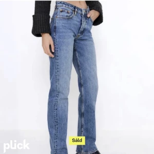Zara jeans  - Säljer ett par till likadana mid Rise jeans från zara fast i annan färg!! Helt slutsålda och knappt använda!