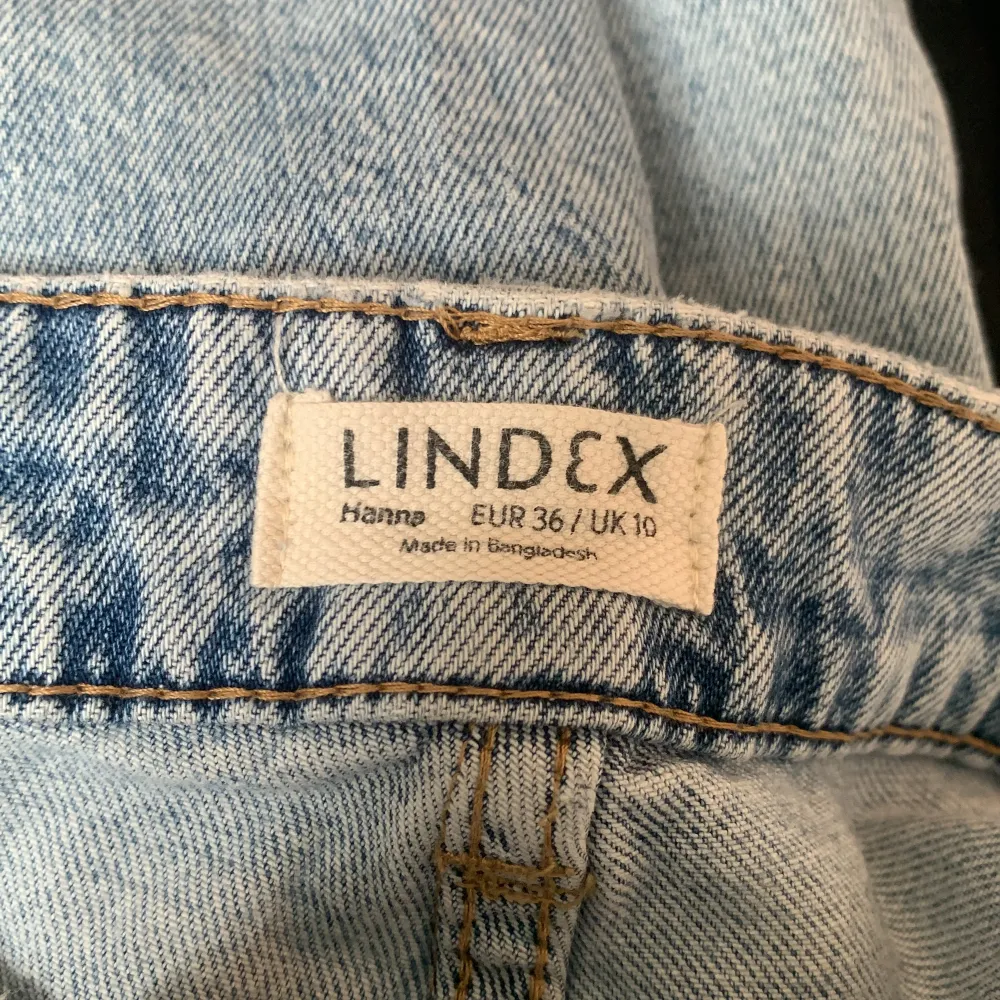 Ljusa fina jeans! På mig som är 160 sitter de som baggy jeans och går ner ändå till golvet. Säljer då jag inte längre använder dem!. Jeans & Byxor.