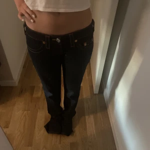 Lågmidjade true religion jeans - Såå snyggatrue religion jeans som tyvärr är för långa på mig:/  nyskick, strl 26 (passar xs-S)
