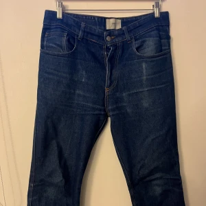 Ami Paris Botcutjeans strl 32 - Säljer nu skitssnygga bootcut jeans   Strl 32 mörkblå tvätt  Nypris 3000+  Mitt pris 400