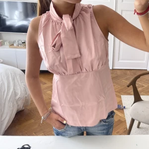 Topp - Säljer denna super söta topp perfekt nu till sommaren😍