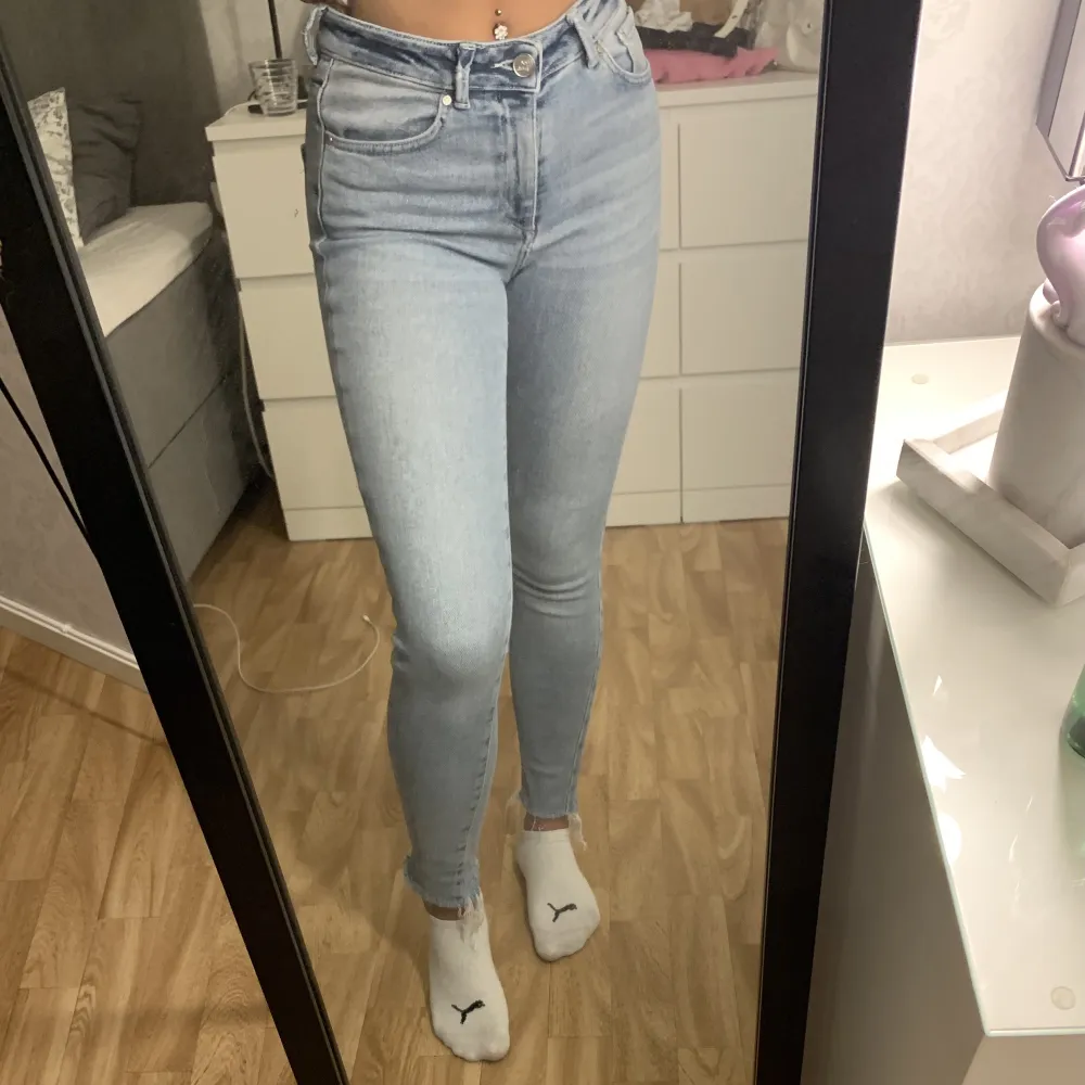 Bik Bok jeans som inte används hos mig längre, i xs och bra längd för mig som är 164💕skriv för fler frågor!. Jeans & Byxor.