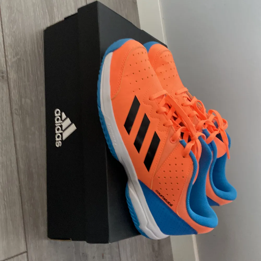 Adidas skor säljes bra skick använda cirka fem gånger.. Skor.