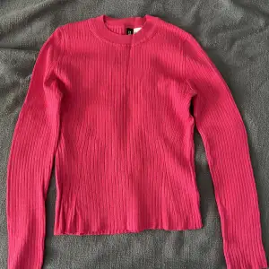 Söt rosa knit topp/tröja från H&M. Väldigt stretchy, fint på kroppen. Längden - 50 cm. 