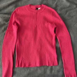 Knit top - Söt rosa knit topp/tröja från H&M. Väldigt stretchy, fint på kroppen. Längden - 50 cm. 