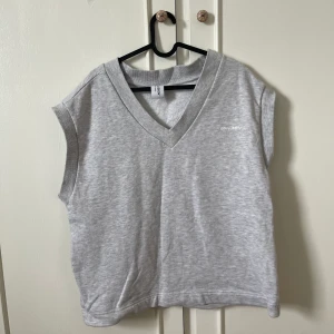 Väst - Sweatshirt väst från Collousion.  Använd 1 gång. Mycket bra skick.