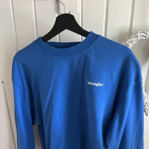 Wrangler sweatshirt  - Wrangler sweatshirt använd fåtal gånger. Väldigt fint skick och superskön tröja 