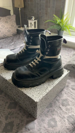 Eytys Michigan Boots Strlk 44 - Svarta Eytys Michigan boots i storlek 44 köpta på NK ungefär ett år sen. Inte så använda, rätt bra skick!  Fråga gärna efter fler bilder  Pris kan diskuteras 