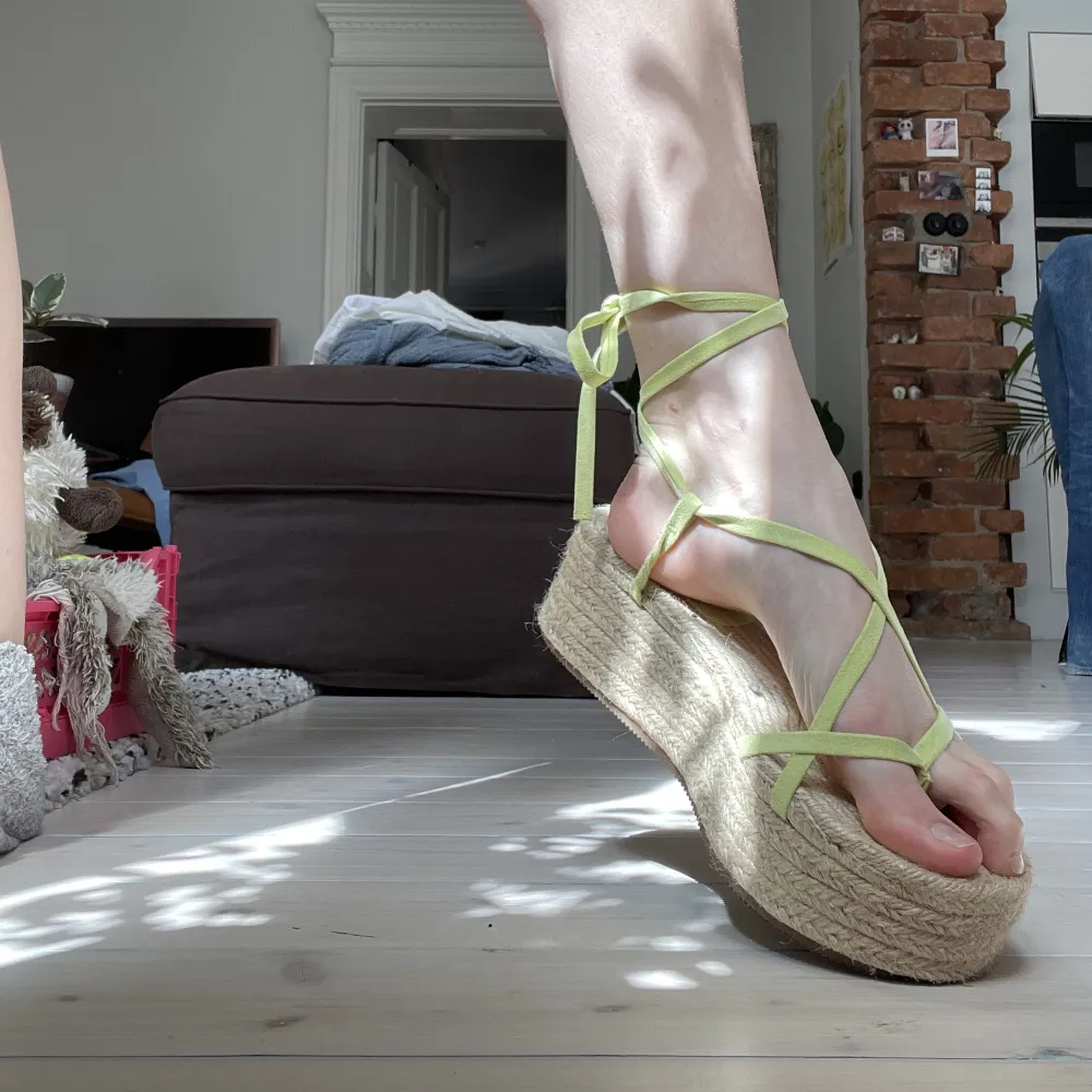 Oanvända sandaler som går att knyta på olika sätt! . Skor.