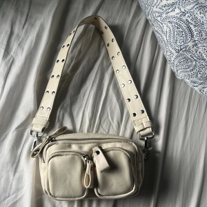 Väska  - Säljer en väska som är köpt på Gina tricot eftersom den ej används. Den är liten men rymbar!