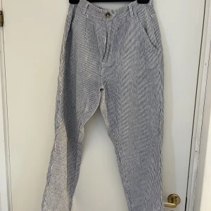 Linnebyxor  - Randiga byxor i linne med fickor bak som kan sitta lågmidjat. Jättefina men tyvärr för stora för mig! 