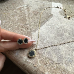 Marc Jacobs Örhängen och halsband  - Svarta med guld. Kan säljas separat.