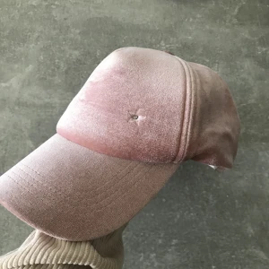 Rosa keps - I gott skick. Postar antingen postbart eller med frimärke (30 kr).