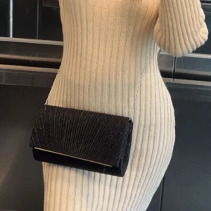Svart väska  - Säljer min jätte fina väska som är som ny. Jätte elegant och bra skick. Får plats mycket 