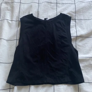 Svart linne - Säljer ett linne med öppen rygg i storlek XS.