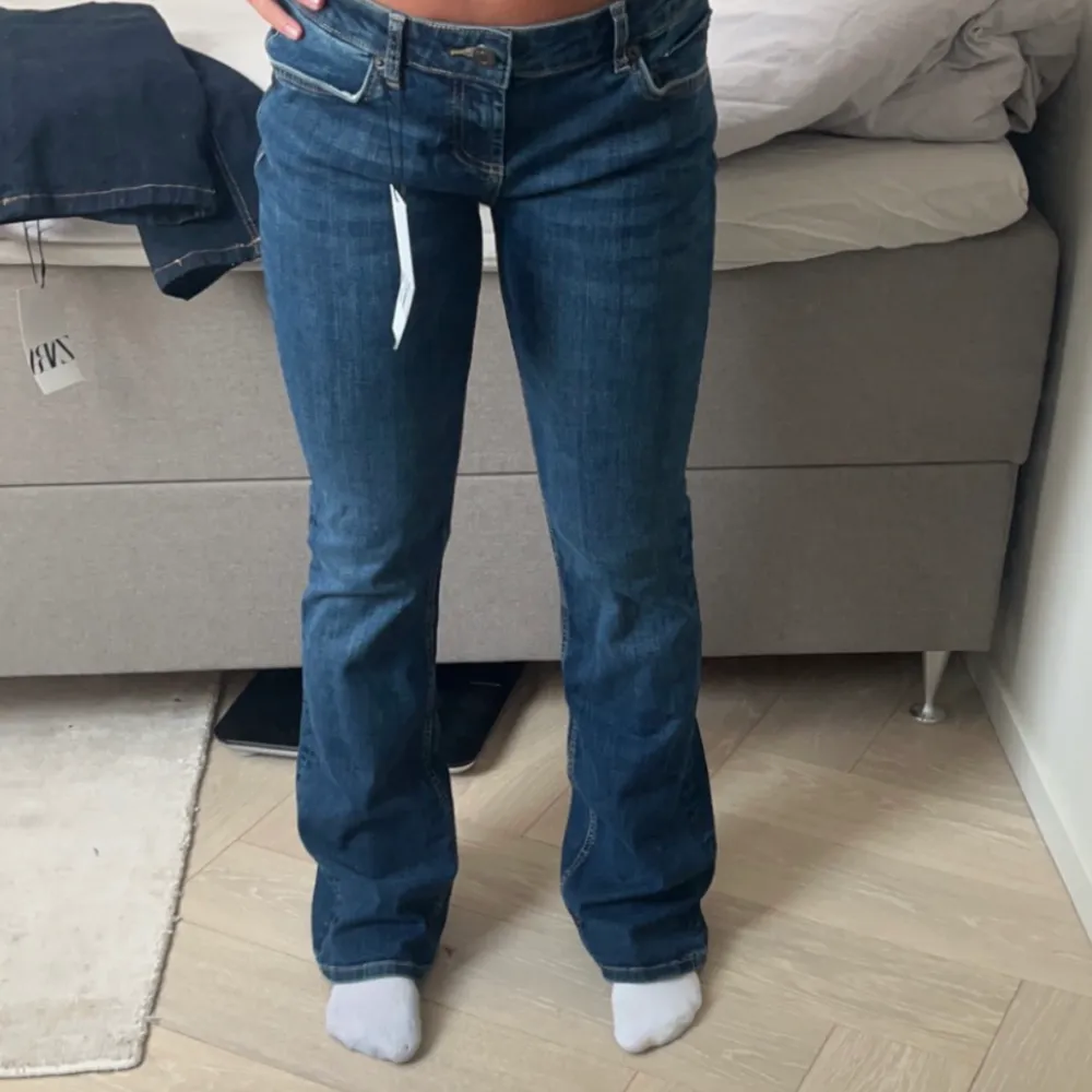 Säljer dessa lowrise bootcut jeans från zara. Så fin passform och passar till allt. Säljer både i svart och mörkblå. Väldigt sparsamt använda 💕💕. Jeans & Byxor.