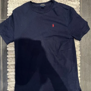 Ralph Lauren T-Shirt  - Snygg Ralph Lauren T-Shirt i fint skick Storlek: XL (18-20) vilket motsvarar ungefär M-S Skick: 9/10 lite nopprig men inte alls mycket 