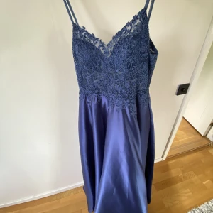 Balklänning - Mörkblå balklänning från JJ’s house. Endast använd en gång och är i fint skick. Skriv för mer frågor✨HAR FICKOR🤩