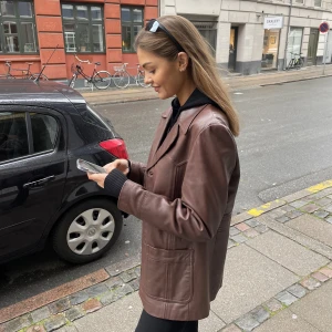 Skinnjacka i brunt läder - Fin skinnjacka i äkta läder. 