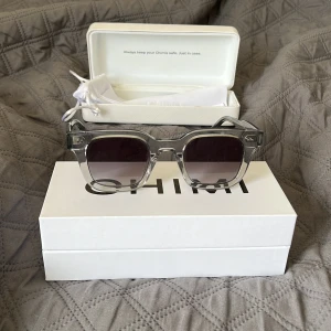 Chimi solglasögon 04 grå  - Säljer dessa chimi eyewere solgalsögonen som jag inte använder längre. Modellen är 04 och färg grå. Dom är i mycket bra skick och väldigt snålt använda. Köpta på Chimis hemsida. Lådor och allt som man ser på bilderna medföljer såklart.