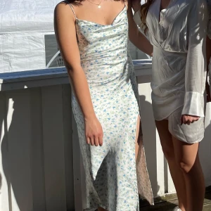 Blommig midsommarklänning - Säljer en jättefin blommig klänning perfekt inför midsommar från gina, har endast använt en gång men tyget har lite skråmor som ni ser på bild 2 men inget man direkt tänker på när man har på sig klänningen