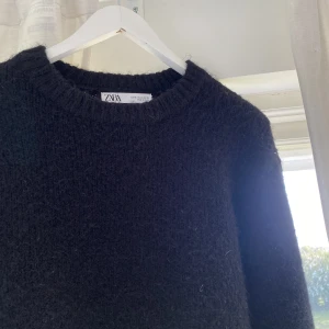 Stickad tröja Zara - Stickad tröja i svart från Zara. Storlek M. 