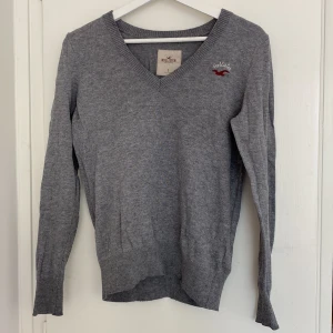 Hollister tröja - En tunn stickad tröja från hollister. Storlek S men passar även M