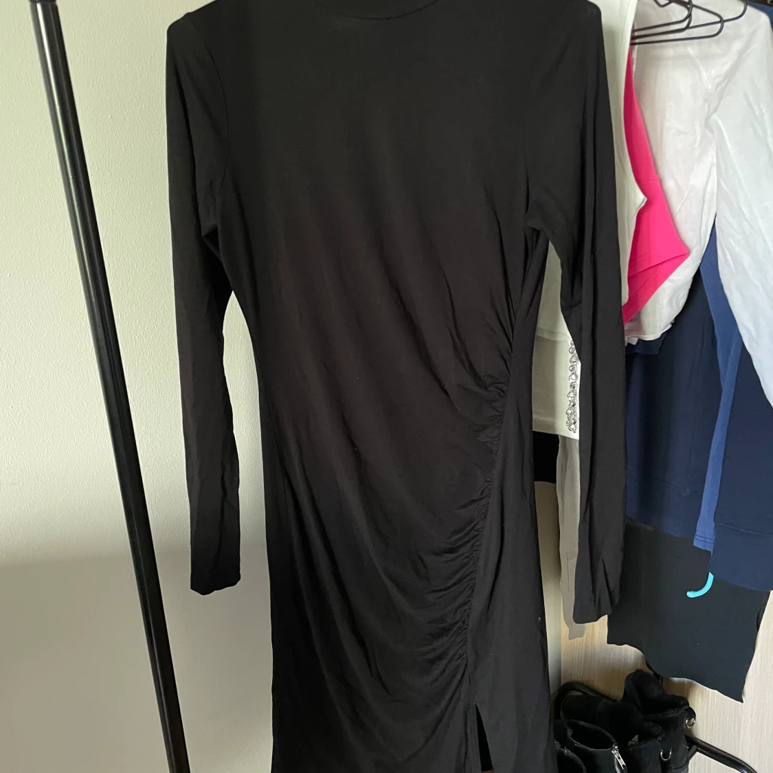 Halterneck klänning med slits