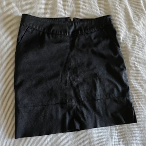 Läderkjol  - Figursydd läderkjol. Använd 1 kväll.