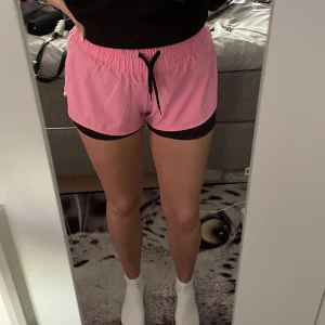 Träningsshorts - Rosa träningsshorts med cykelbyxor under dem rosa byxorna, bekväma och sköna att träna i💕använda några få gånger och är i fint skick, köparen står för frakten!
