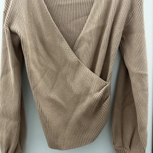 Tunn stickad tröja - Väldigt fin stickad tröja från shein. Aldrig använd