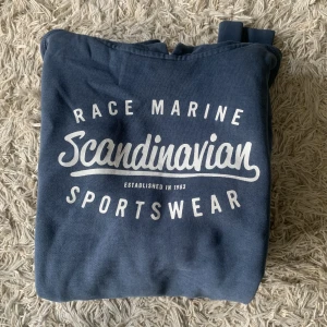 Hoodie - Hoodie i storlek M, okej skick 