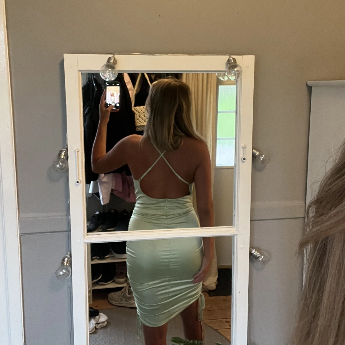 Grön klänning i satin  - 90