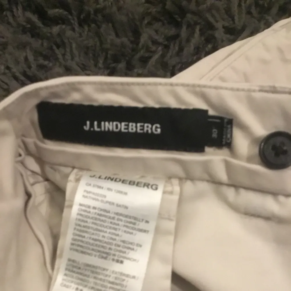 J. Lindeberg shorts i beige färg.   Pris kan tänkas sänkas vid snabb affär . Shorts.