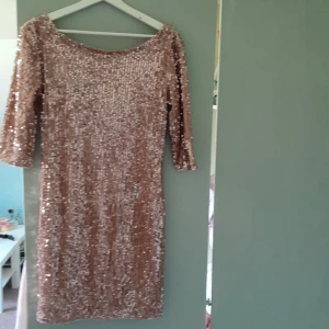 Klänning  - Aldrig använd 