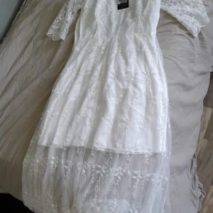 Kläning - Snygg klänning pris lapp och allt kvar aldrig använd kostar i butik 300kr