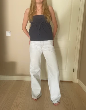 Levi’s Jeans  - Supersnygga ljusblå Levi’s jeans!! Sparsamt använda så i väldigt fint skick😊Storlek ”27”. Min syster på bilden är 168 cm lång och dem är rätt så långa på henne. Helt perfekta till sommaren🌸