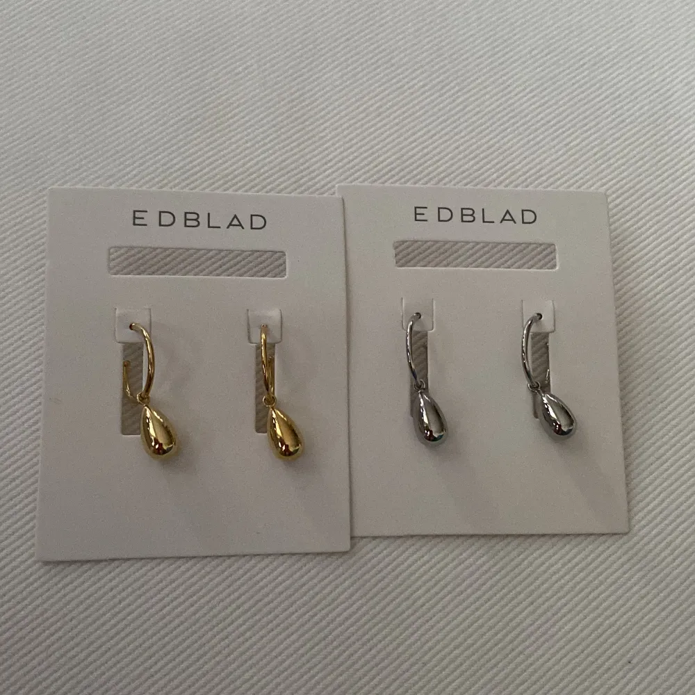 Två par helt oanvända Edblad örhänge. Silver & guld! Ny pris 249! Men som dom är helt oanvända säljer ja dom för 200kr . Accessoarer.