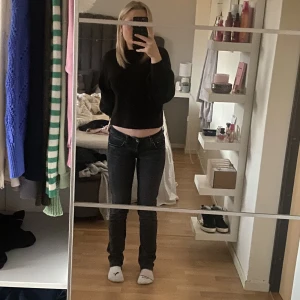 Lågmidjade jeans  - Skitsnygga lågmidjade jeans i gott skick! Jag är 160cm lång för preferens och dom är lite långa på mig🩷