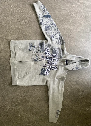 Ecco zipzup - En soft eccozipup med mycke tryck o grejor draingang shi you know. Size M men sitter stort. Skriv för mer bilder