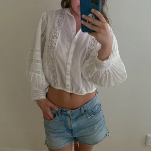 Mango blus - Fin blus från mango som inte kommer till användning längre, man kan ha den är båda hållen min personliga favorit är med knapparna fram. Köpt för 459kr och säljer för 200kr pris kan diskuteras om man är snabb! Storlek Xxs men passar mig som är xs och s