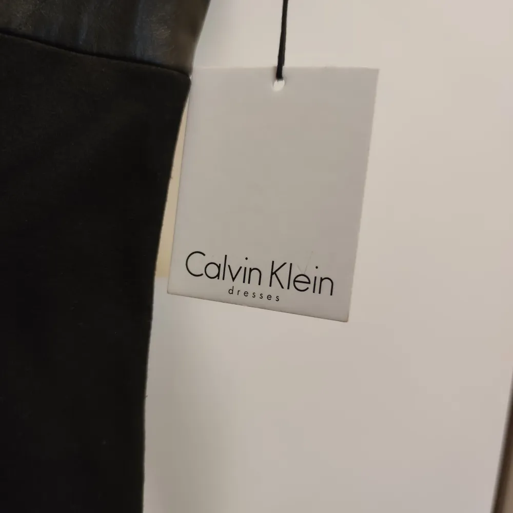 Helt ny Calvin Klein klänning med lappar kvar i storlek M Dragkedje stägning på ryggen. Klänningar.