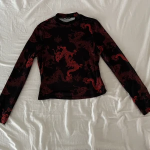 Svart/ röd tröja - En långärmad topp men jätte coola drake tryck. Aldrig använts. Inga defekter. Skriv om ni har frågor. Priset går att diskutera❤️🖤